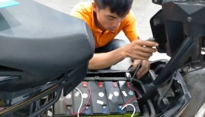 Cách thay ắc quy xe máy tại nhà đơn giản