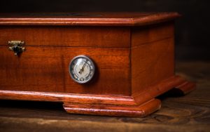 Dùng hộp giữ ẩm xì gà