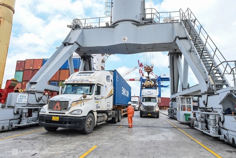 Hàng về chậm, ảnh hưởng trực tiếp đến kinh doanh