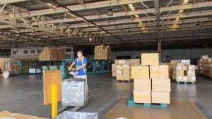 kiểm tra hàng hóa đống gói